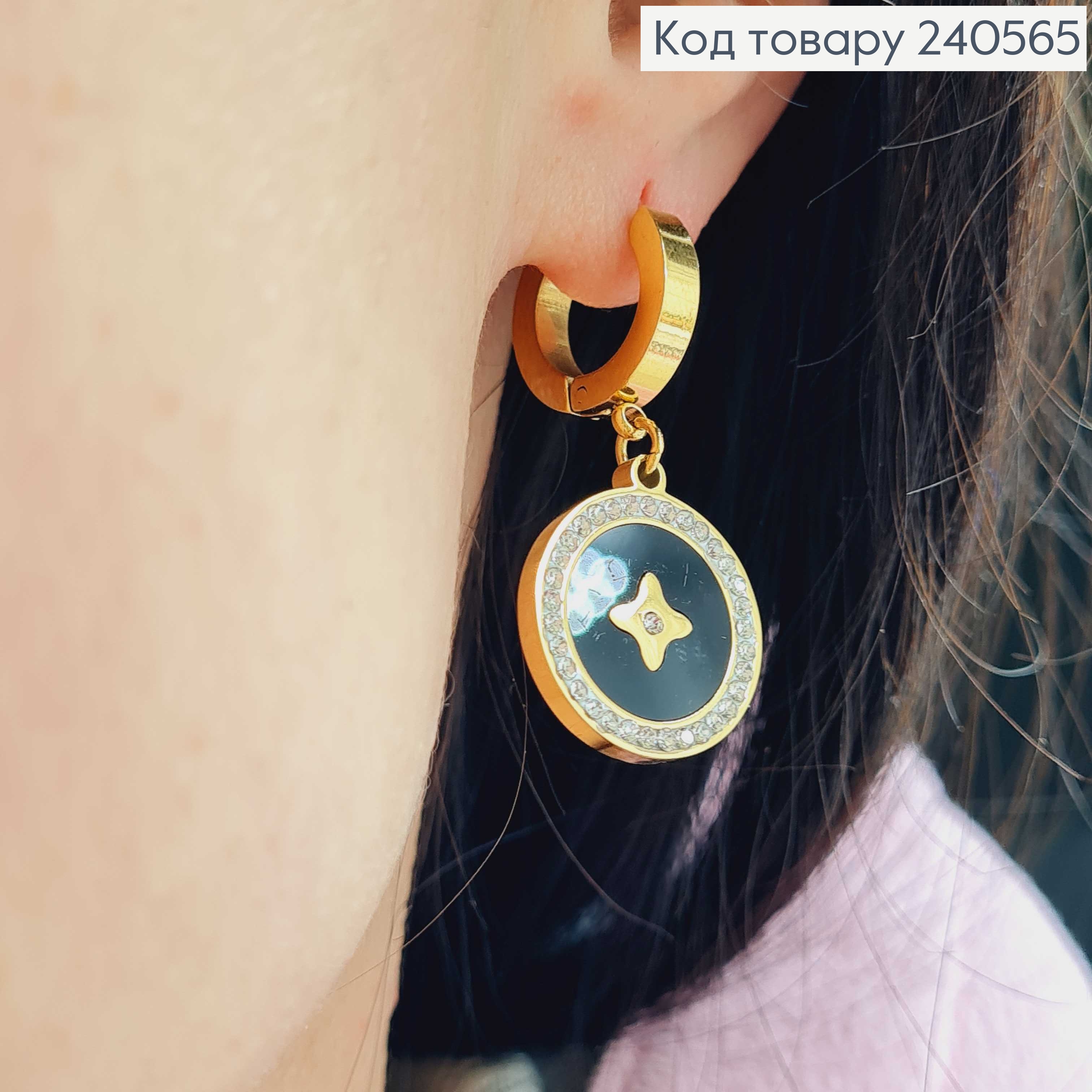Серьги кольца, подвеска "LV" с черной эмалью, в камешках, 1,5см, лимонные, сталь Stainless Steel 260039 фото 3