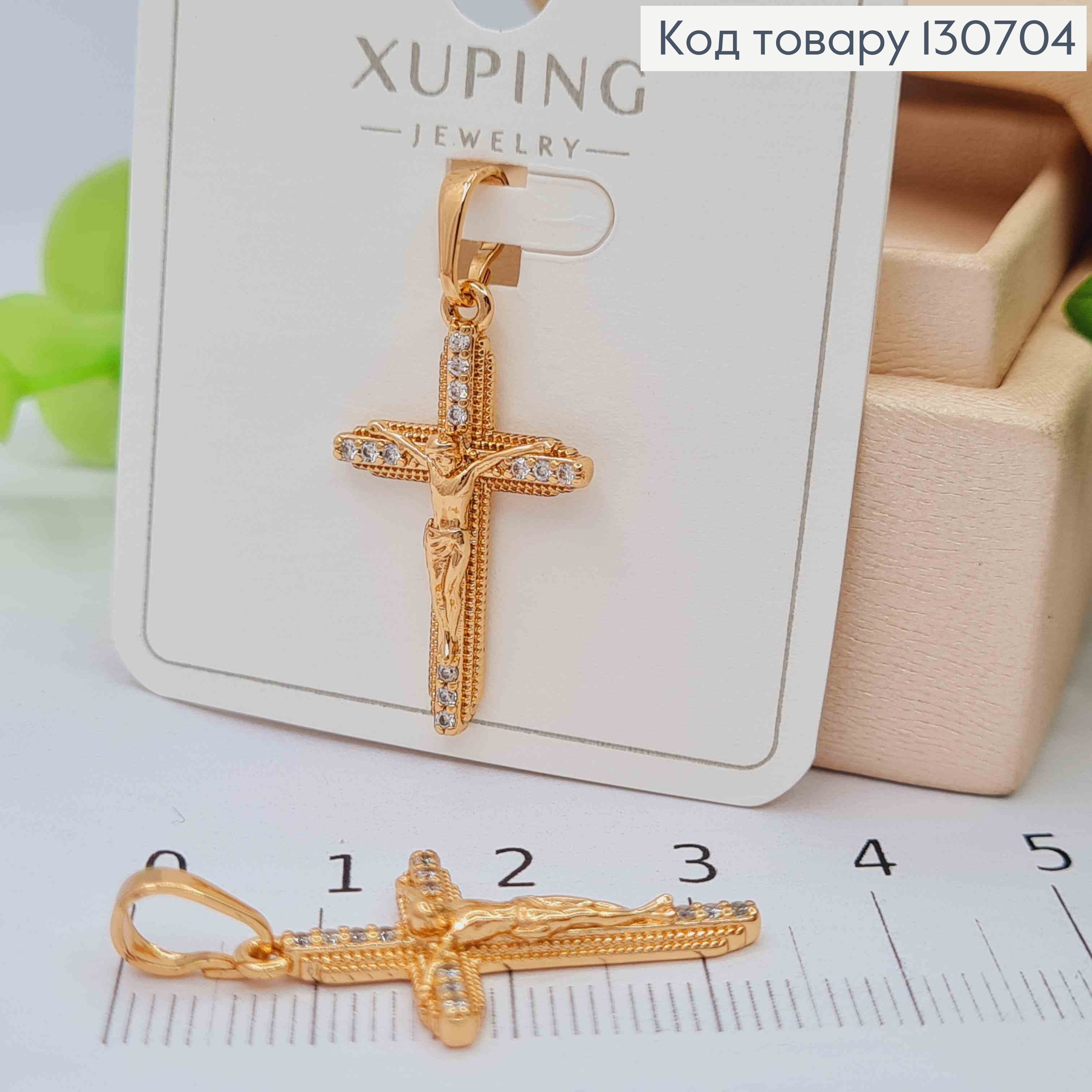 Крестик с распятием украшен Блестящими камешками по краям, размер 2,7*1,6см Xuping 18K 130704 фото 1