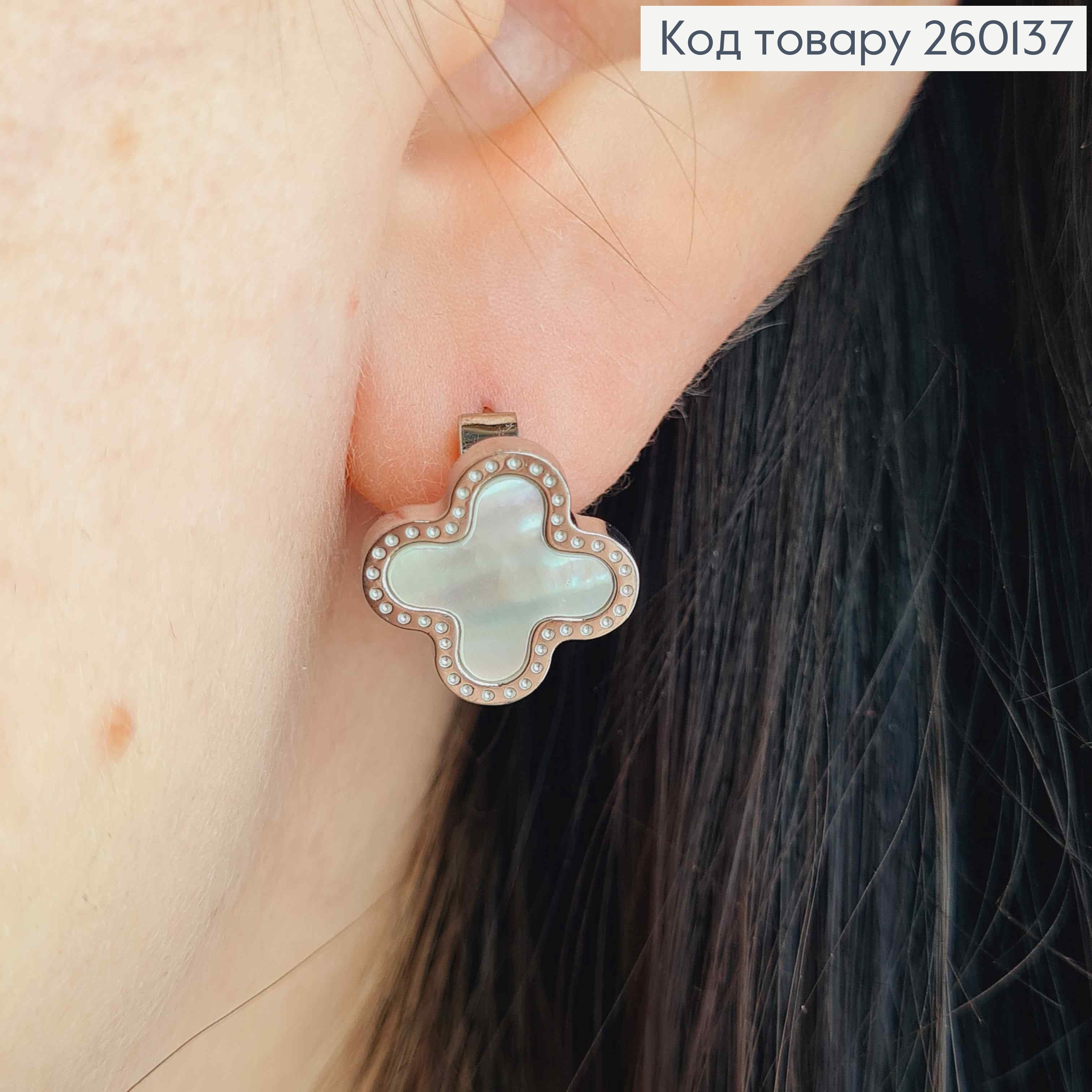 Серьги кольца "Van Cleef" с Белой эмалью, 1,3см, серебряного цвета, сталь Stainless Steel 260137 фото 2