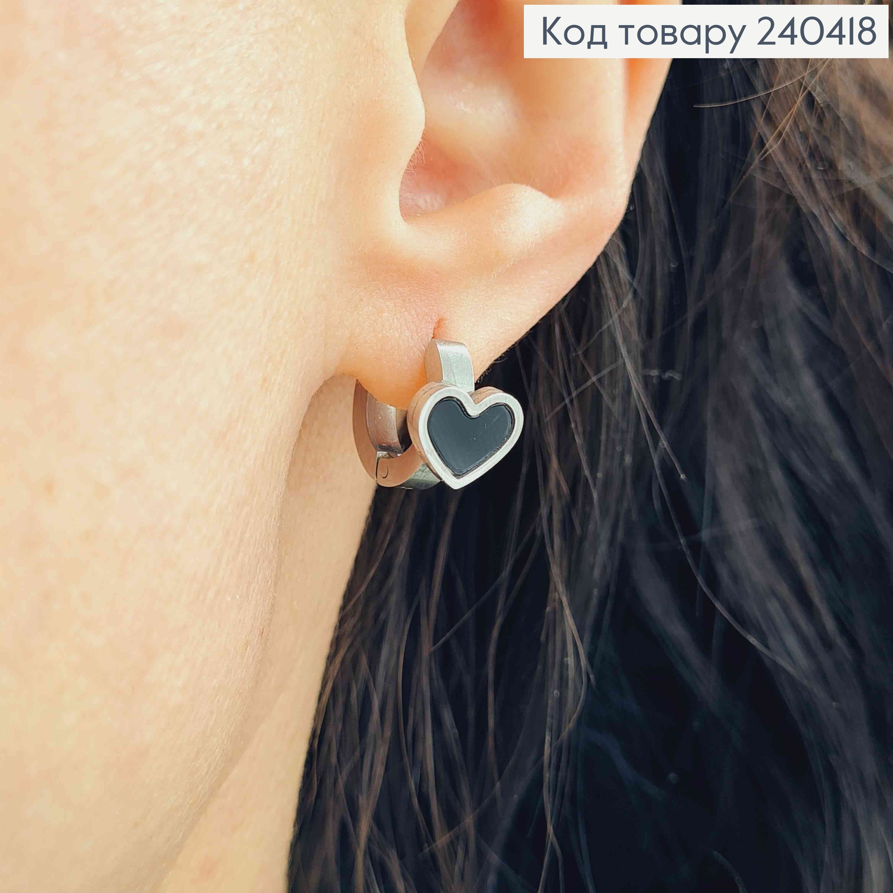 Серьги кольца 1см, серебряного цвета, с сердечком с черной эмалью, сталь Stainless Steel 240418 фото 1